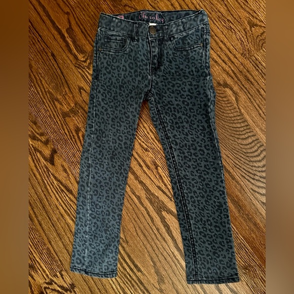 New Condition Girls 5T Leopard Jeans - Picture 1 of 2